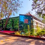 Avenue 18 Resort