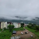 Ensquare Hotel - Best View, Location, Rooftop Cafe & Live Music