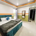Madpackers Rishikesh Laxman Jhula