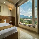 Hotel Nirvana Bliss, Behind Parmarth Niketan