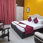 Hotel Paras Plaza