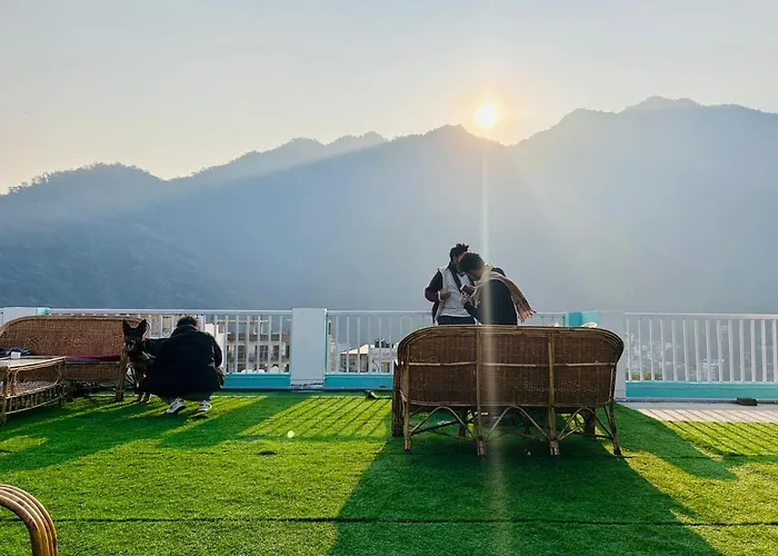 Ensquare Hotel - 2 Bedroom Mountain View Apartments With Kitchen, Rooftop Cafe, Live Music