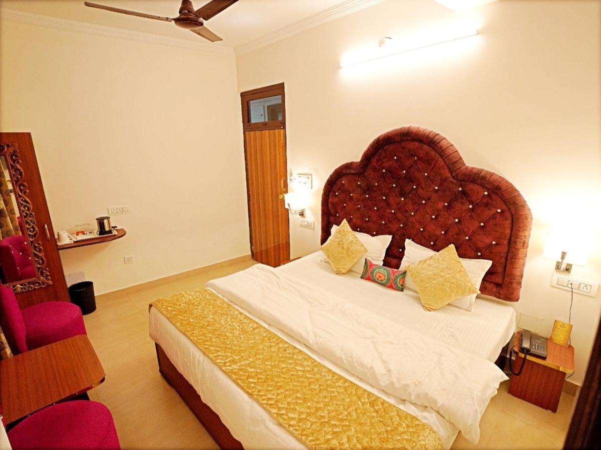 Hotel The Neeraj Palace 3*