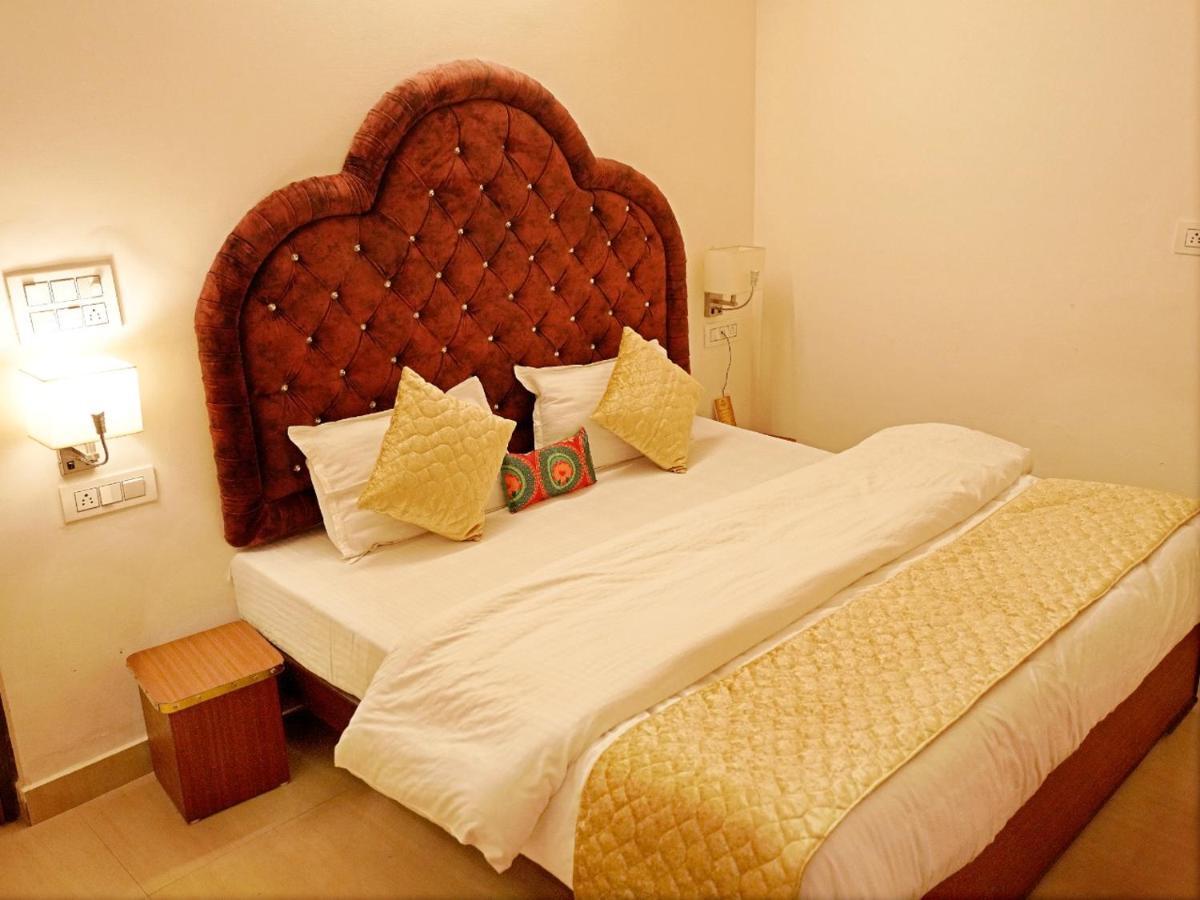 The Neeraj Palace 3*