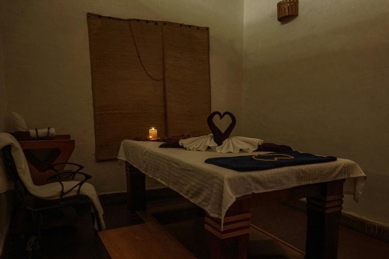 Laxmana On The Ganges Resort *
