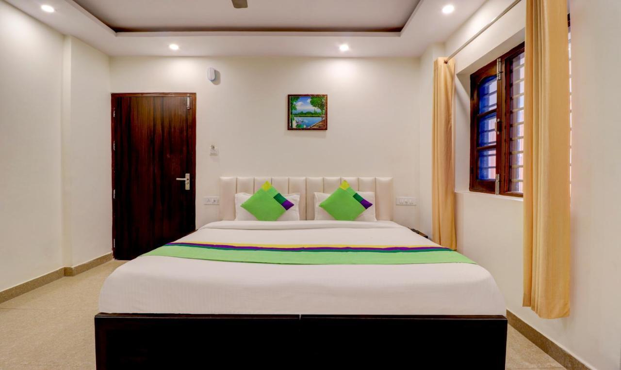 Itsy Nv, Tapovan Hotel
