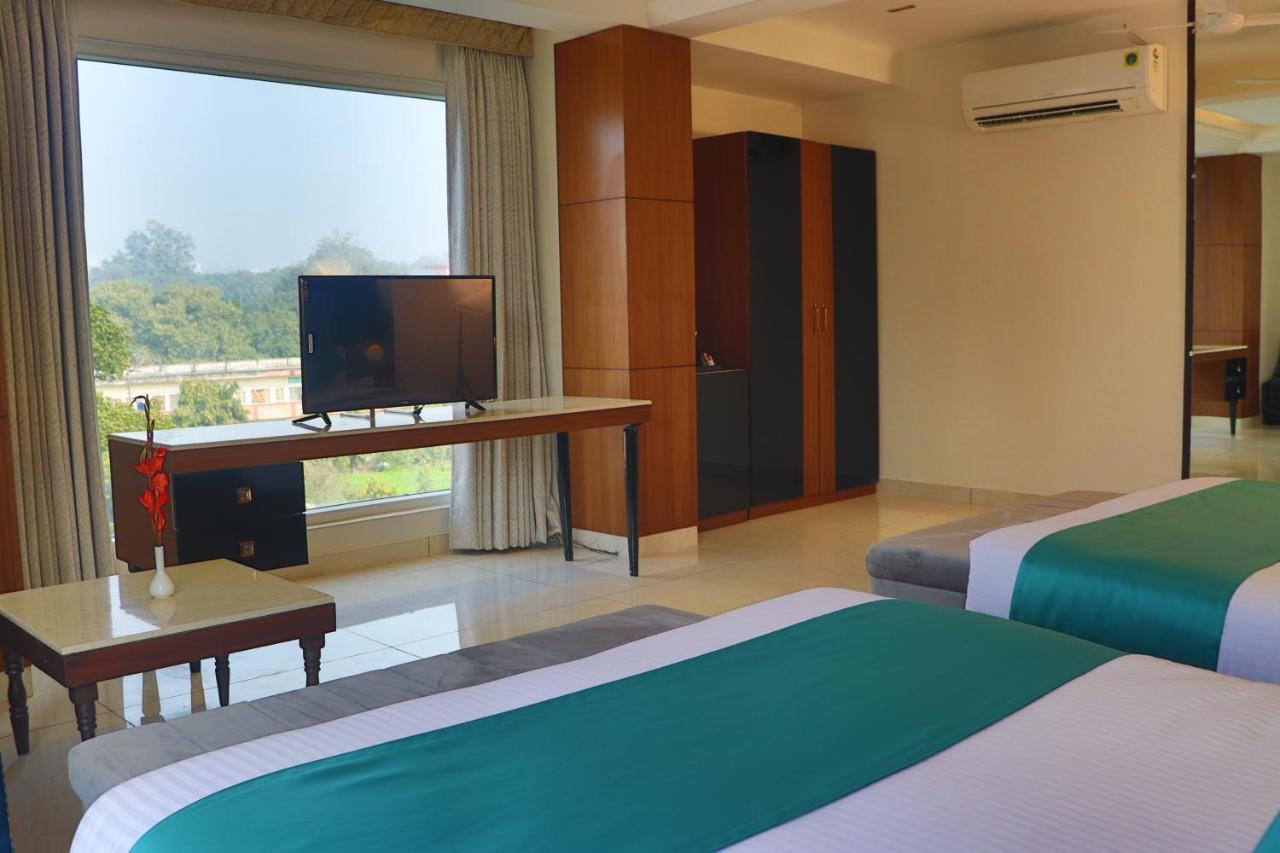 - Behind Parmarth Niketan 3* Rishikesh