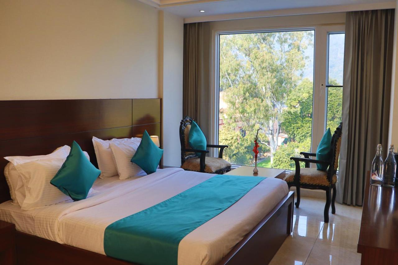 - Behind Parmarth Niketan Hotel 3*