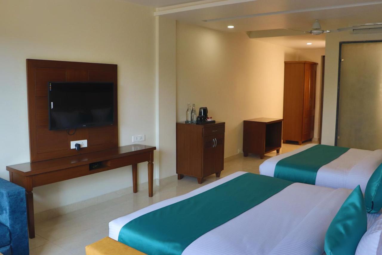 - Behind Parmarth Niketan 3*