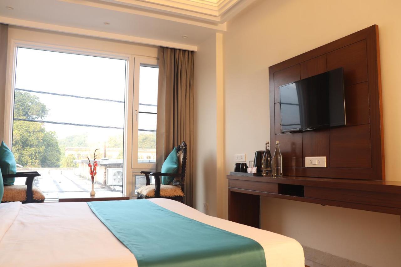 - Behind Parmarth Niketan 3*
