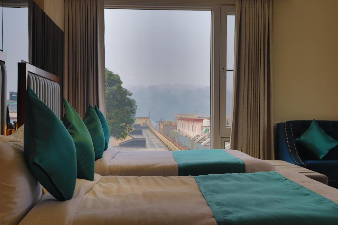 - Behind Parmarth Niketan 3*