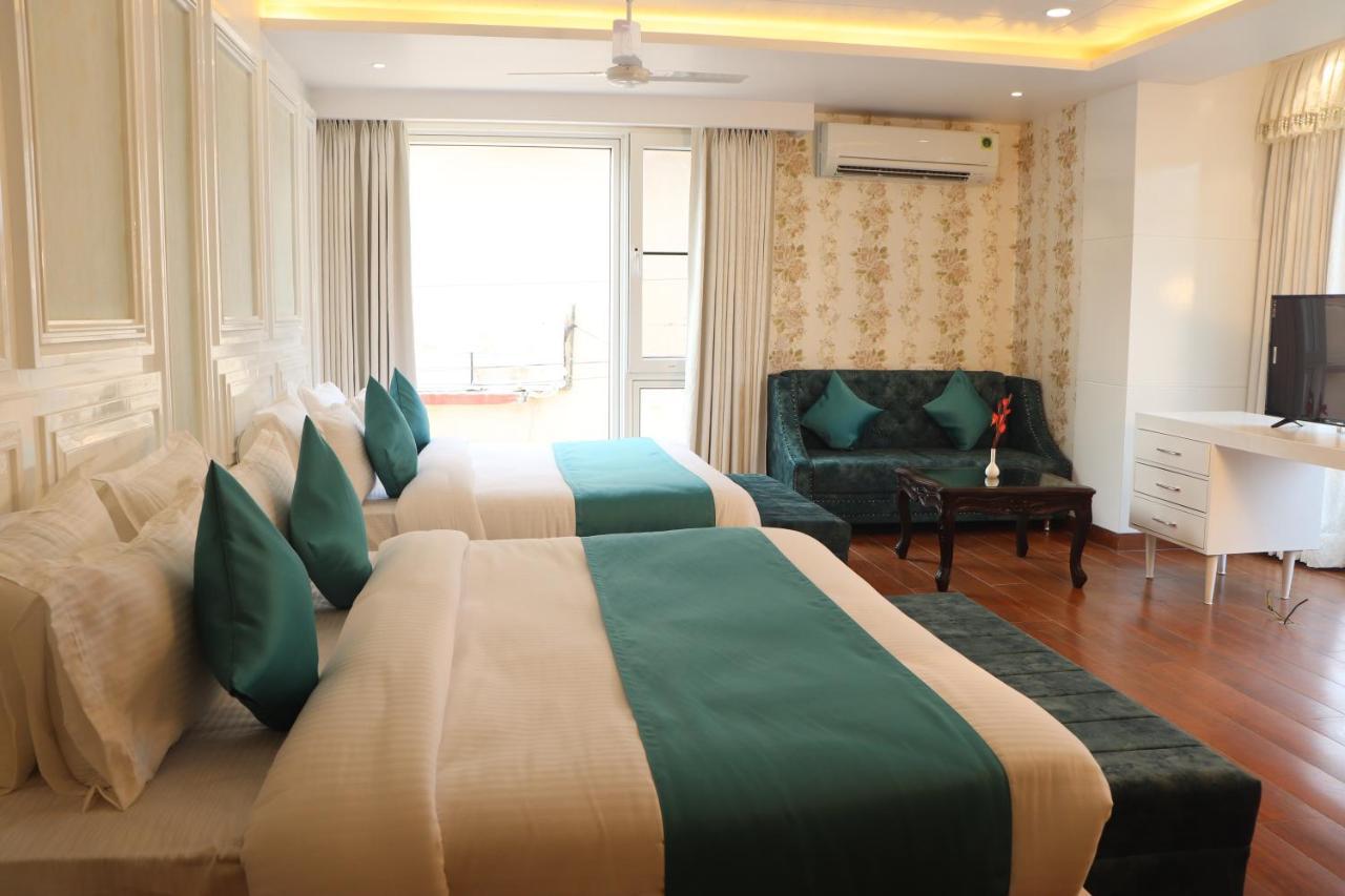 - Behind Parmarth Niketan Hotel