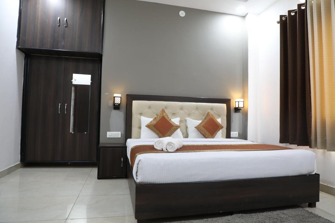Live Free 2.0 Hostel *