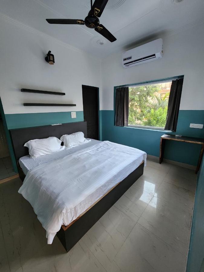 12 Monks Hostel *