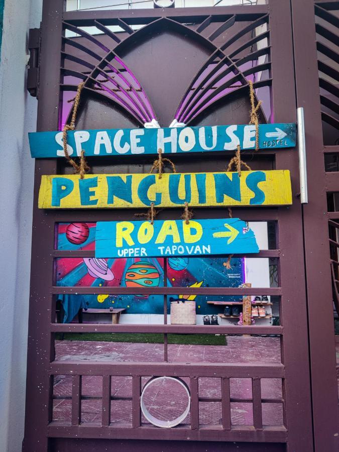Hostel Space House *