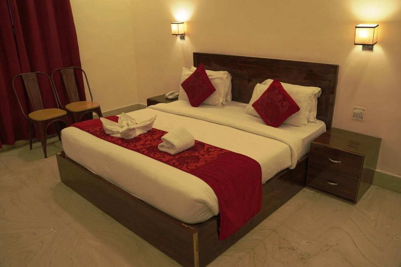 Indira Nikunj Rubystone Exotic Hotel 3*