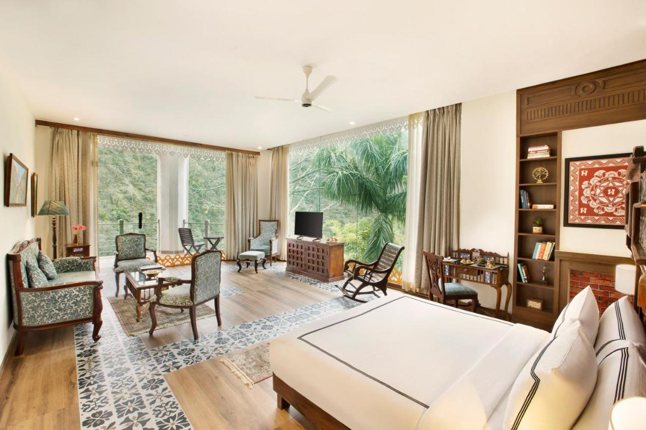 Raga On The Ganges, Hotel