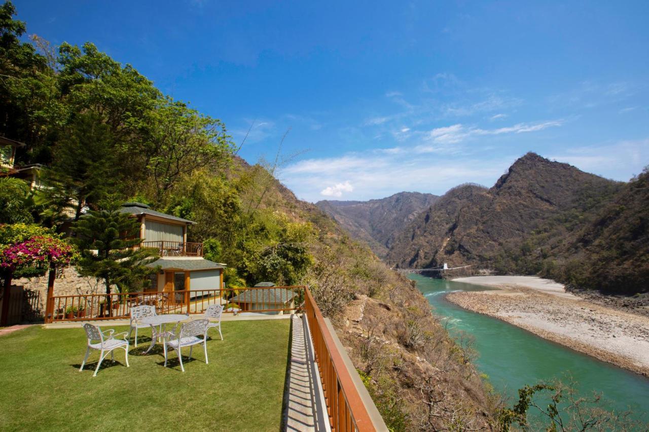 Raga On The Ganges, Hotel