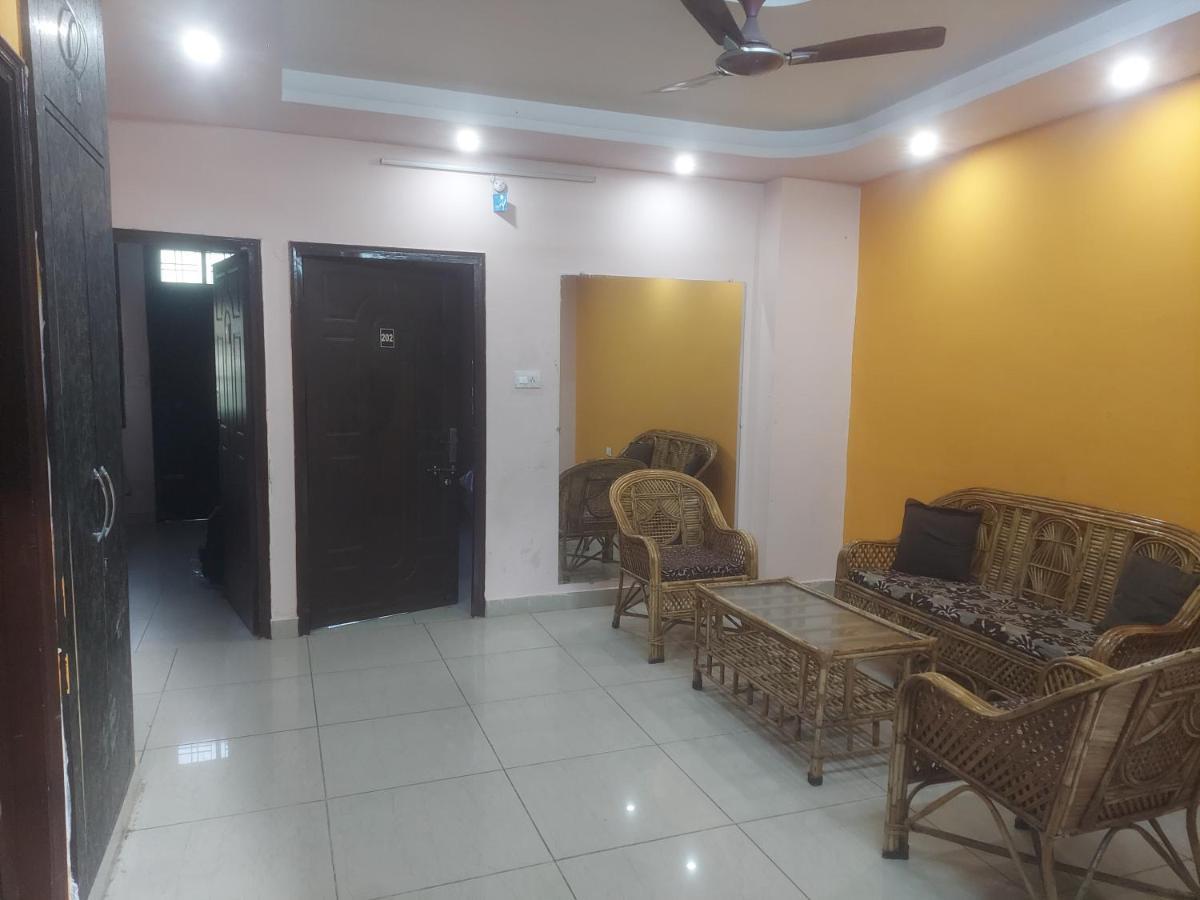 Ensquare - View, Location, Rooftop Cafe & Live Music Apartment