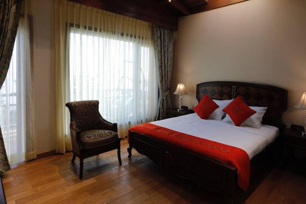 A Majestic Luxurious Overlooking The Ganges