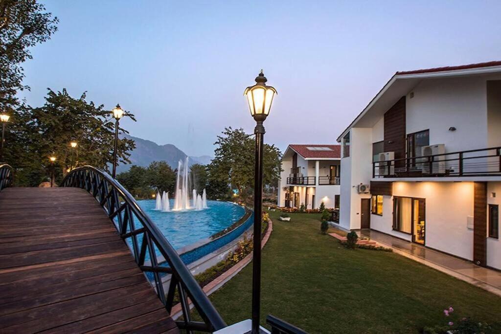 A Majestic Luxurious Overlooking The Ganges