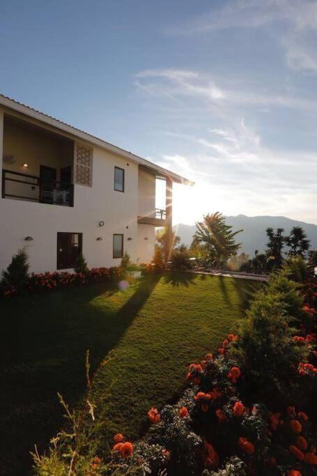A Majestic Luxurious Overlooking The Ganges