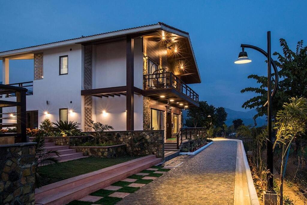A Majestic Luxurious Overlooking The Ganges *