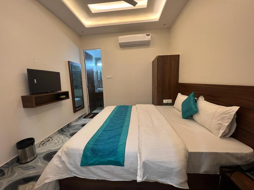 Yog Safari, Behind Parmarth Niketan Hotel 3*