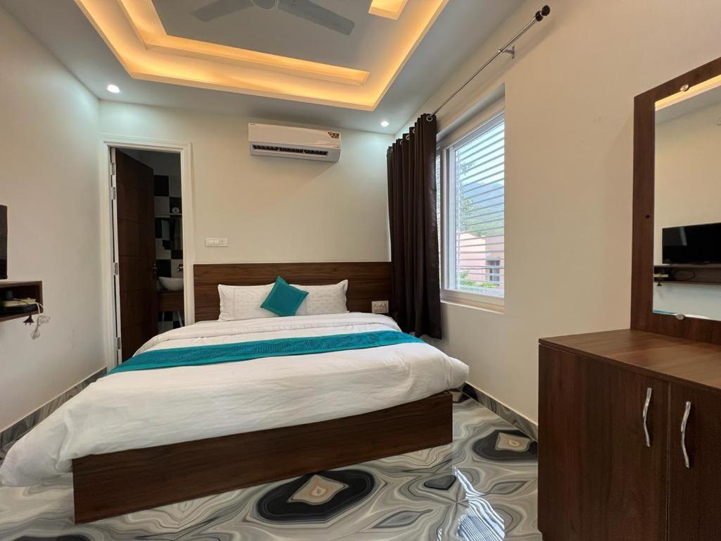 Hotel Yog Safari, Behind Parmarth Niketan Rishikesh