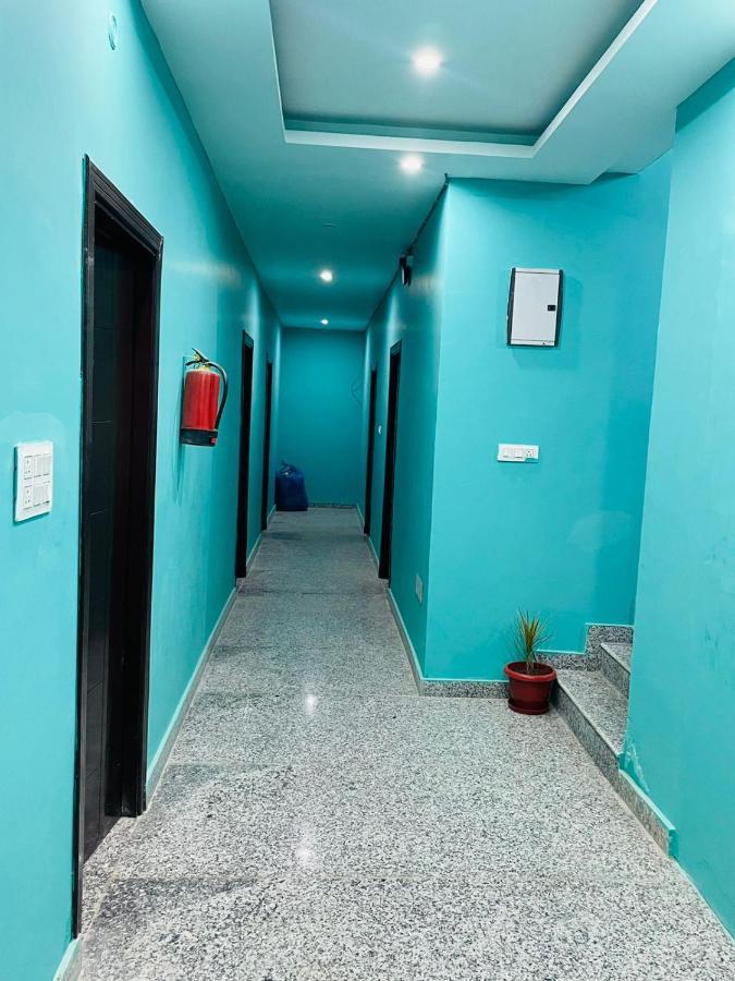 Manohar Hotel *