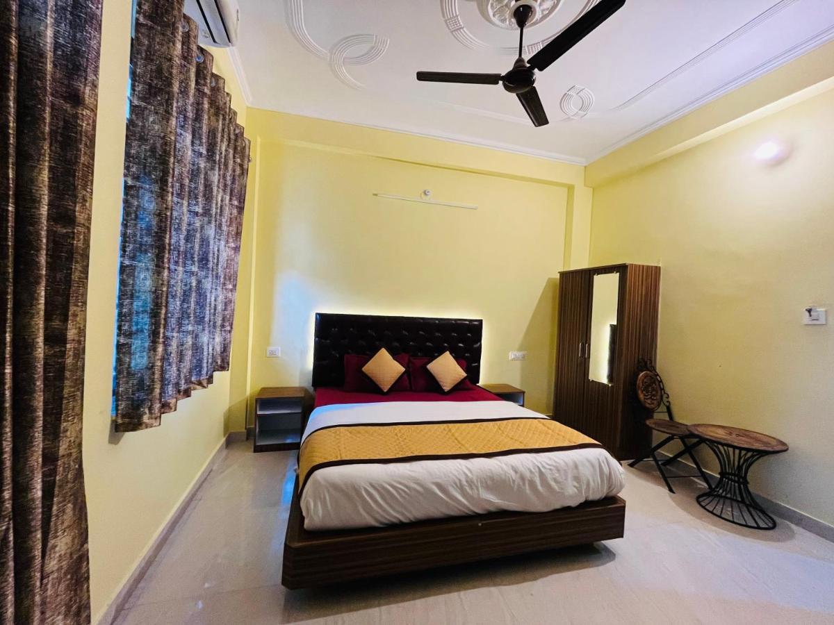 Manohar Hotel *