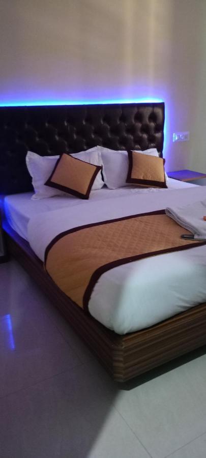 Manohar Hotel *
