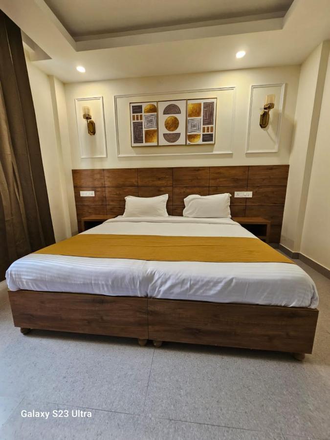 Nirvana Bliss, Behind Parmarth Niketan Hotel