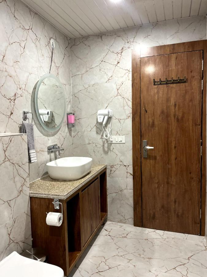 Nirvana Bliss, Behind Parmarth Niketan