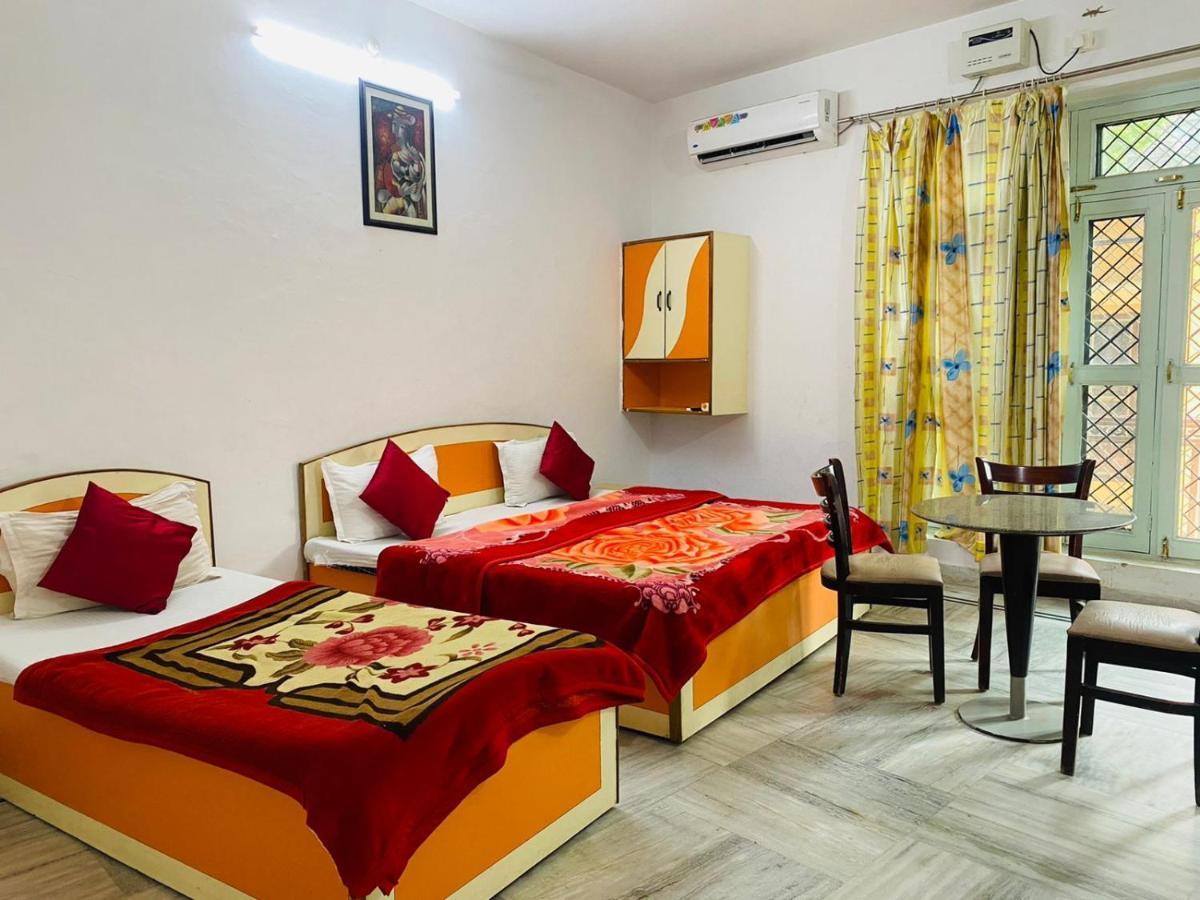 Surya Laxman Jhula Hotel *