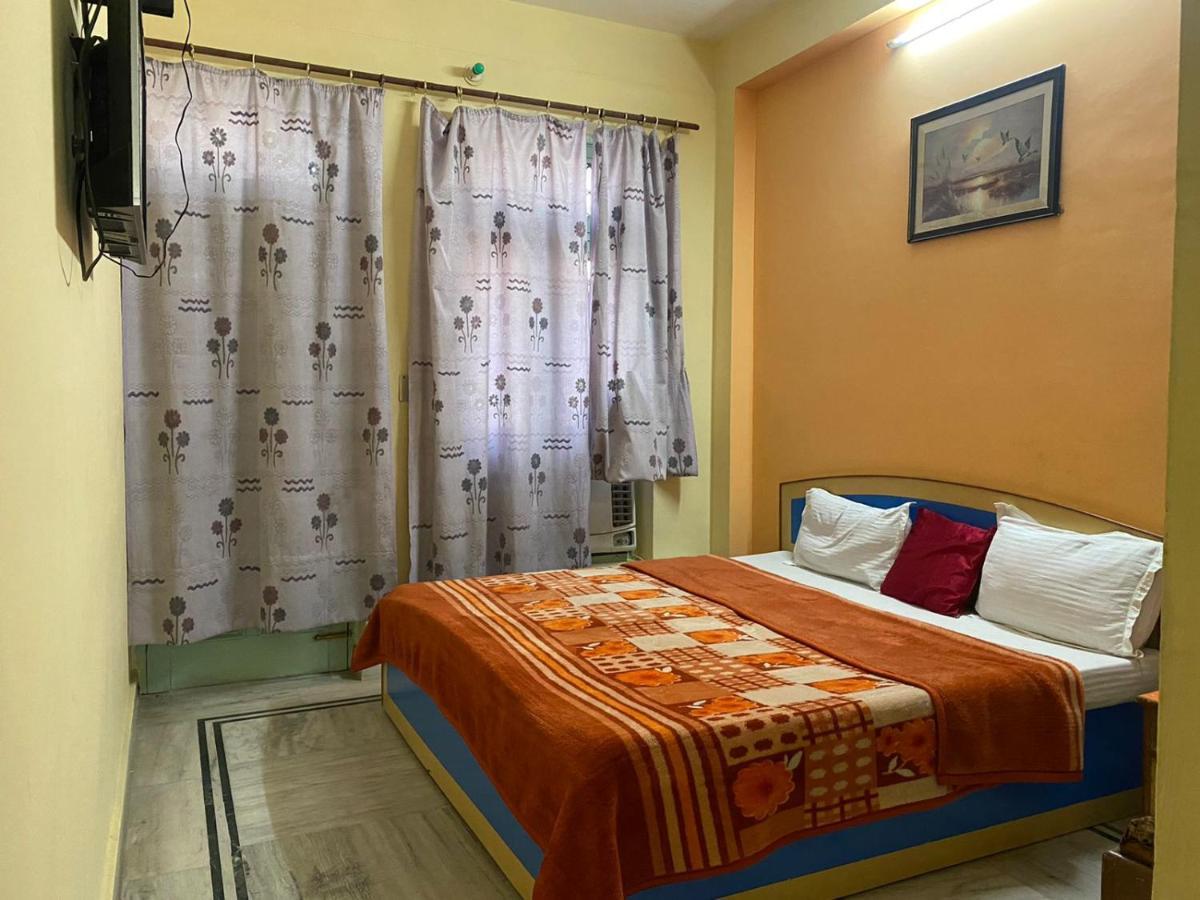Surya Laxman Jhula Hotel *