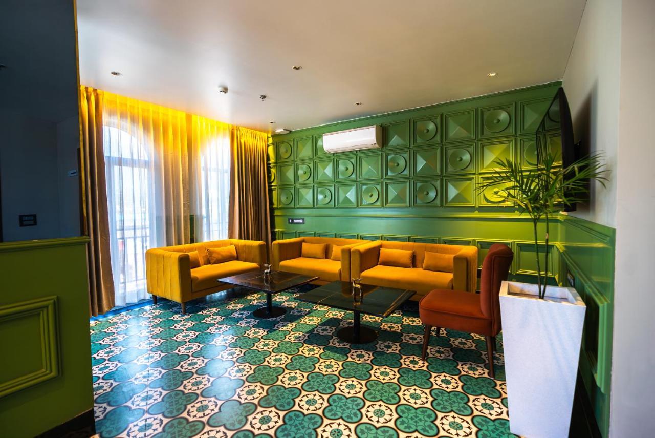 Clarks Express, Hotel