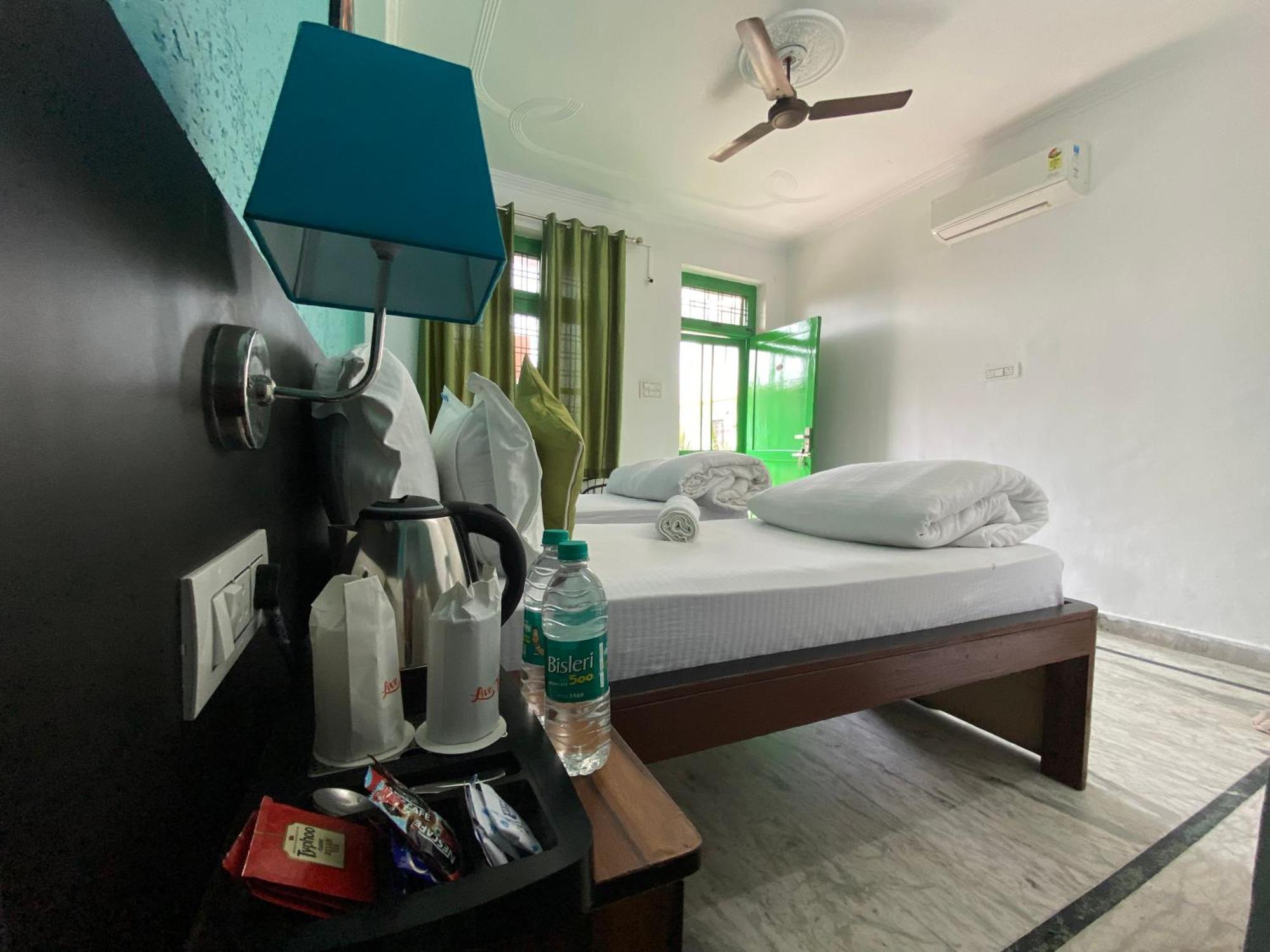 Hostel Live Free *