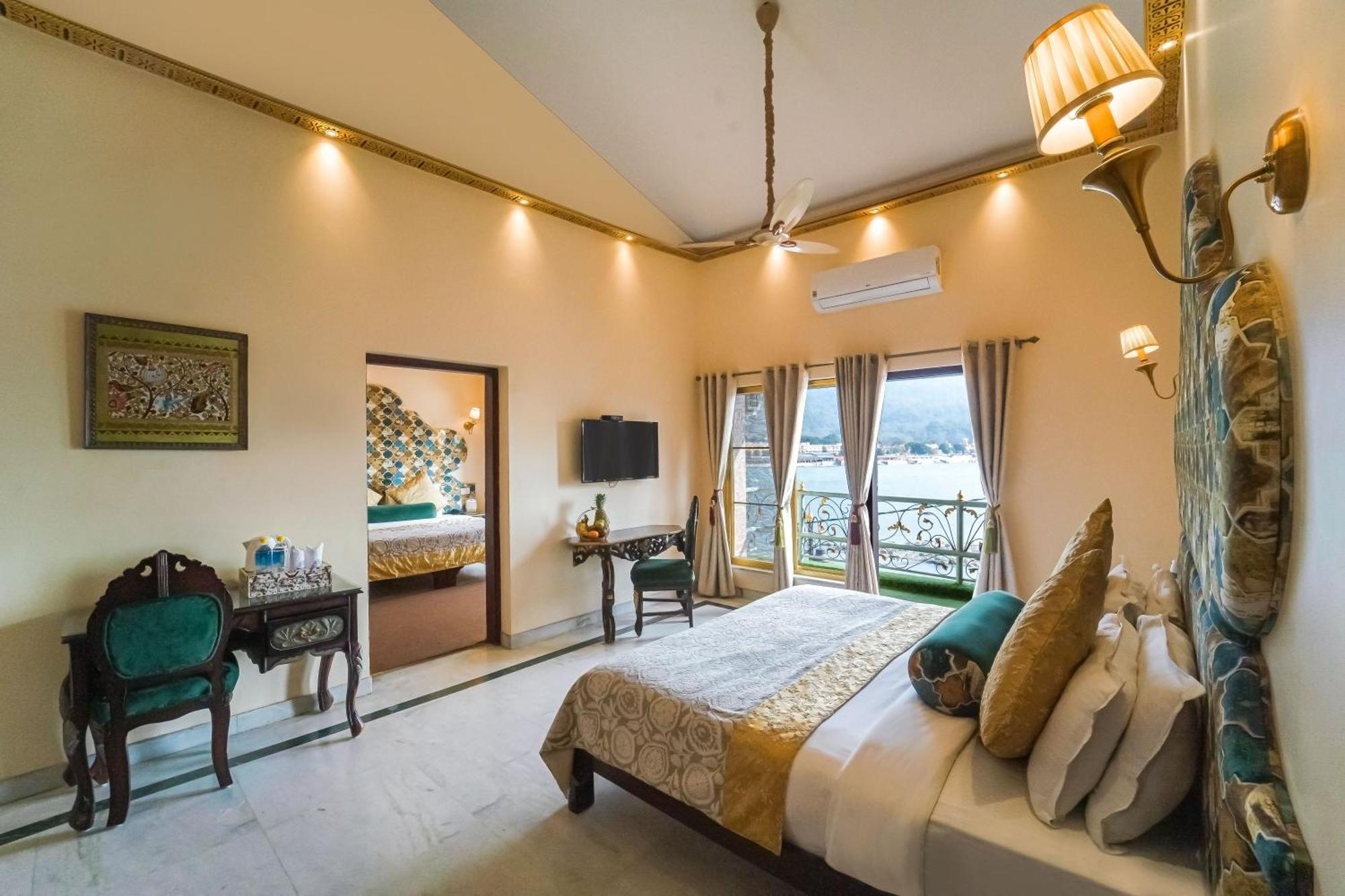 Hotel The Neeraj Ganga Heritage Palace
