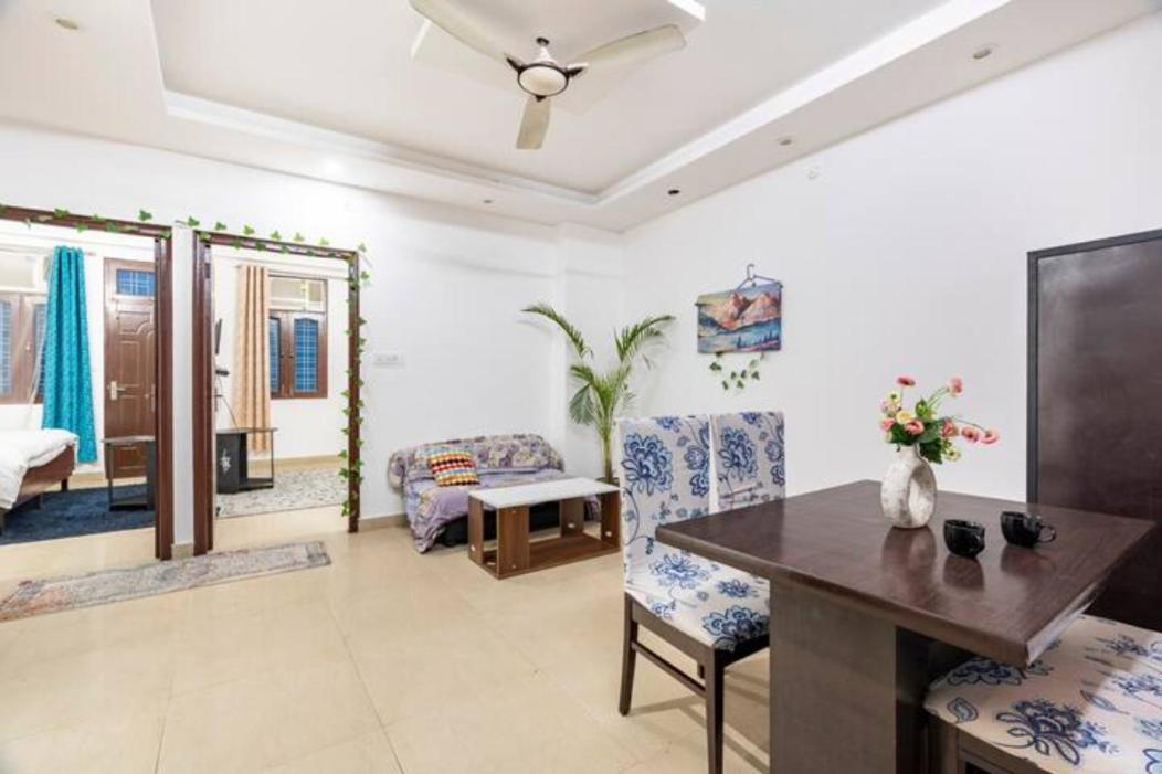 Ensquare - 2 Bedroom Mountain View With Kitchen, Rooftop Cafe, Live Music Rishikesh