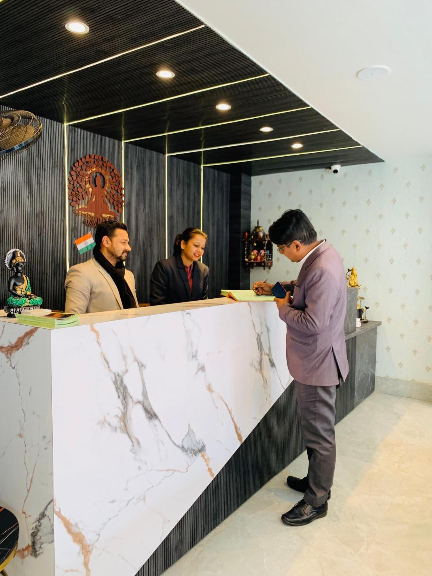 Nirvana Bliss, Behind Parmarth Niketan Hotel 3*