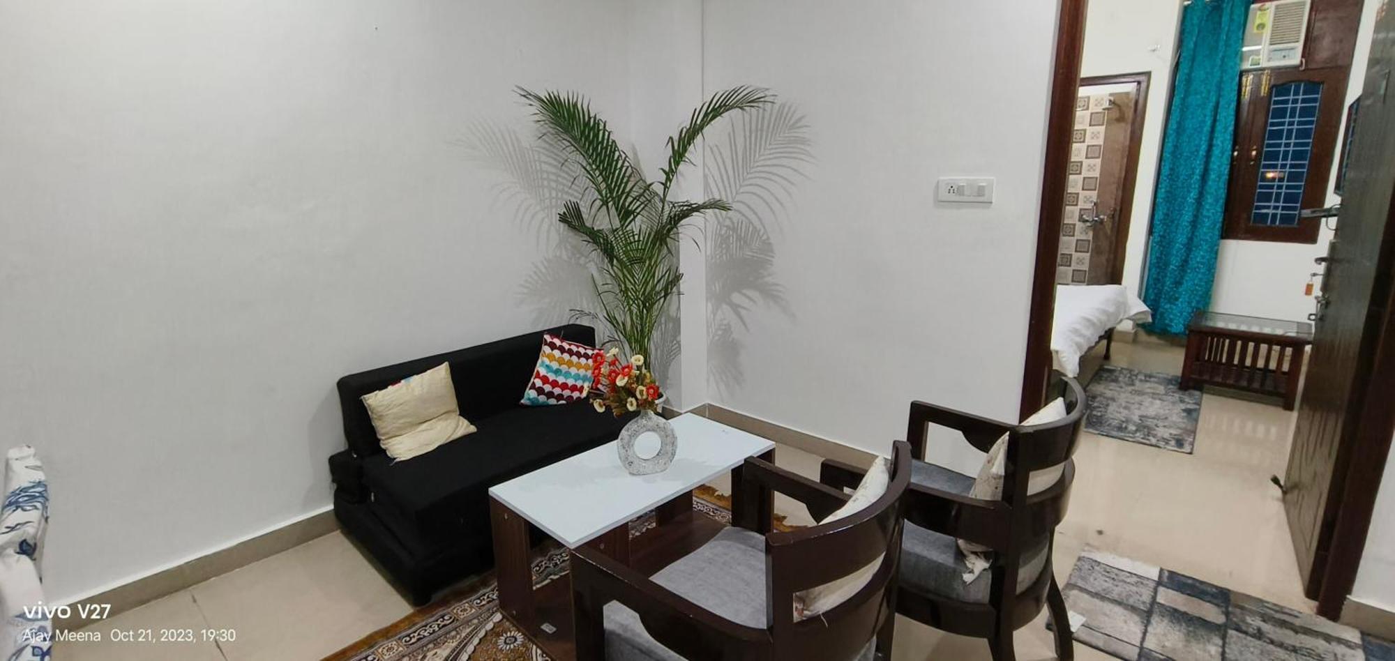 Ensquare - 2 Bedroom Mountain View With Kitchen, Rooftop Cafe, Live Music Hostel Rishikesh