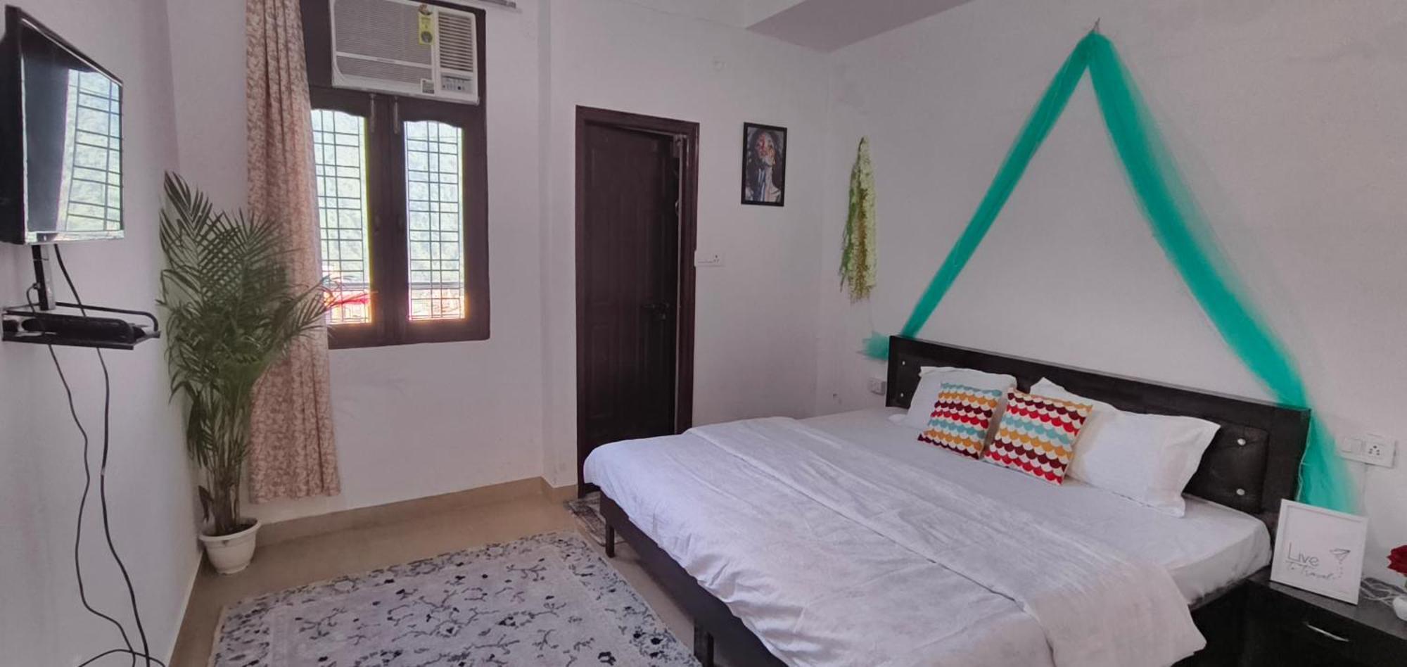 Ensquare - 2 Bedroom Mountain View With Kitchen, Rooftop Cafe, Live Music Hostel Rishikesh