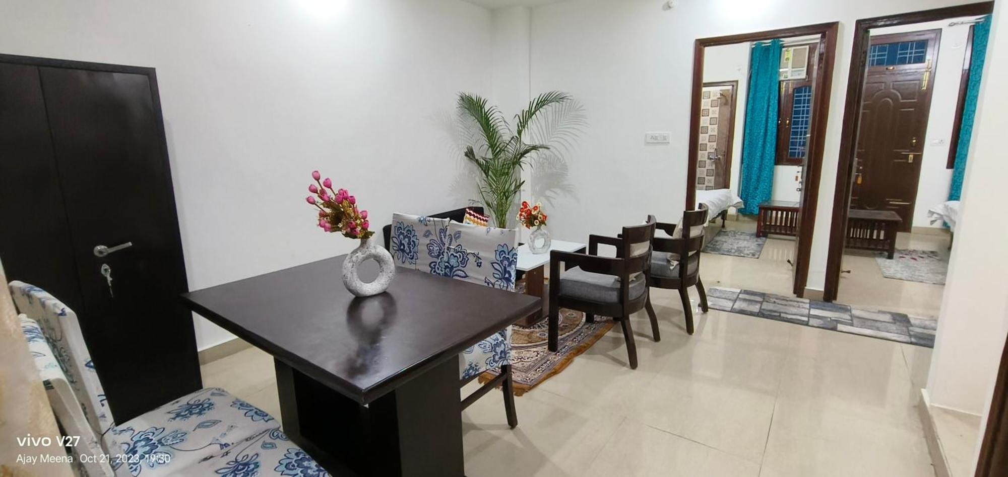 Hostel Ensquare - 2 Bedroom Mountain View With Kitchen, Rooftop Cafe, Live Music *