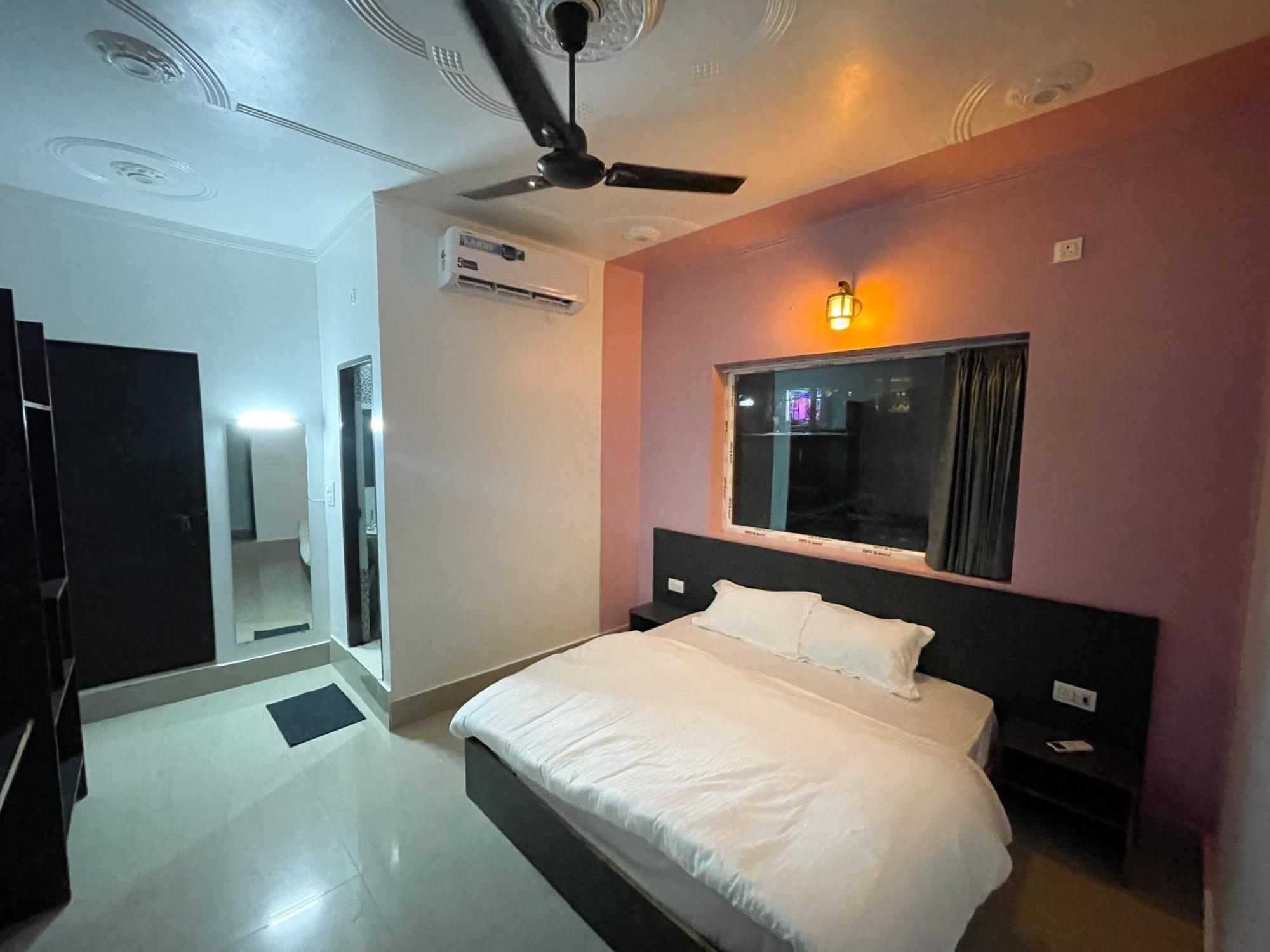 Hostel 12 Monks Rishikesh
