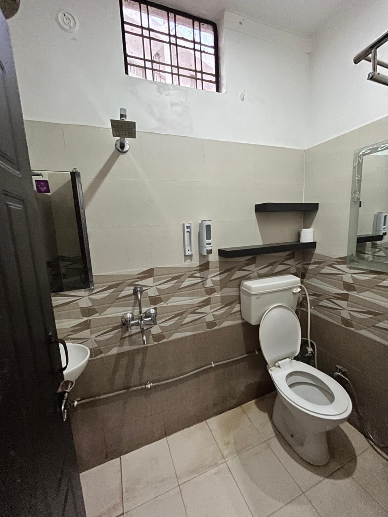 12 Monks Hostel *