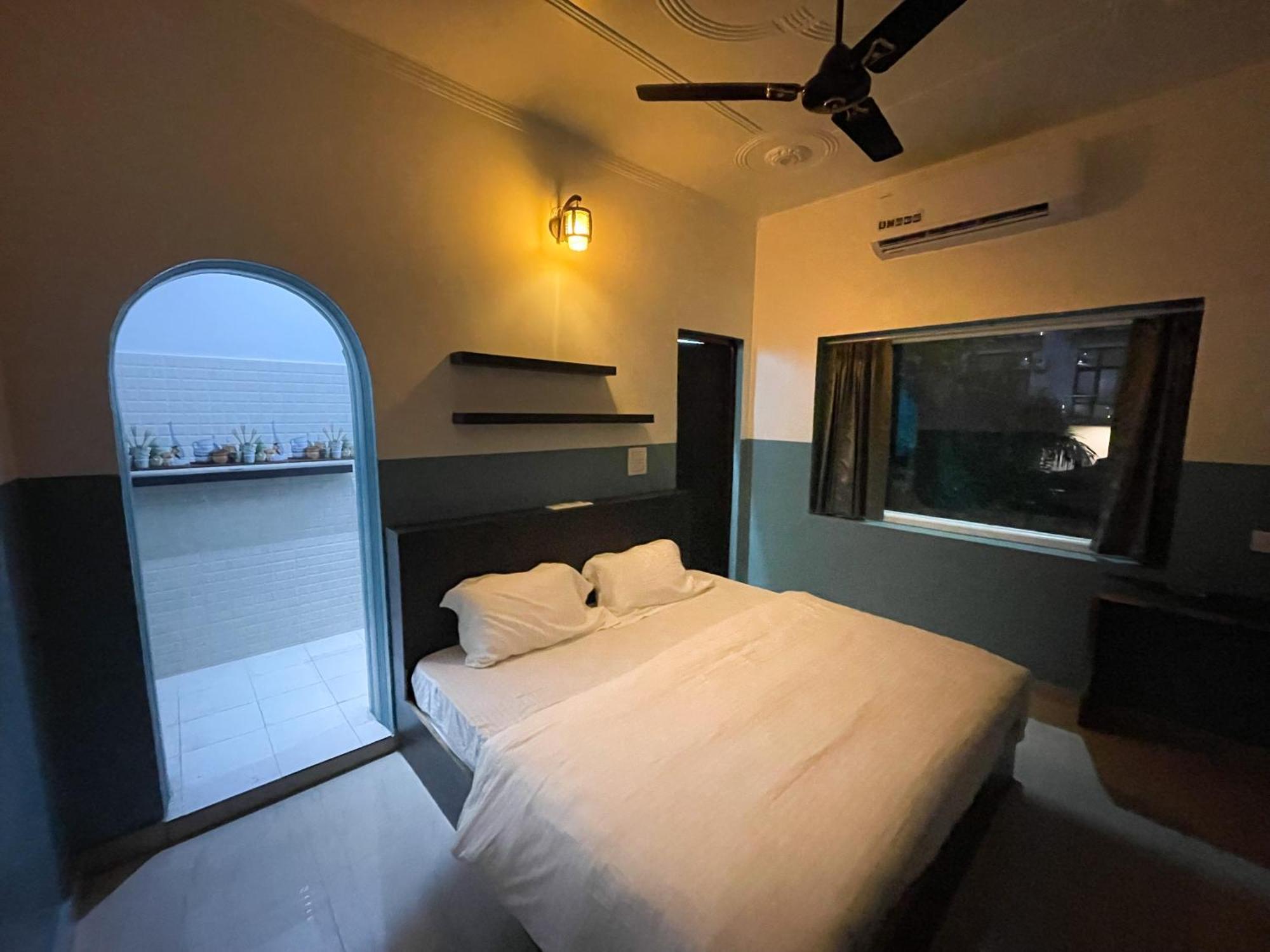 12 Monks Hostel *