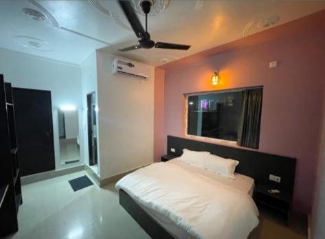 12 Monks Hostel *