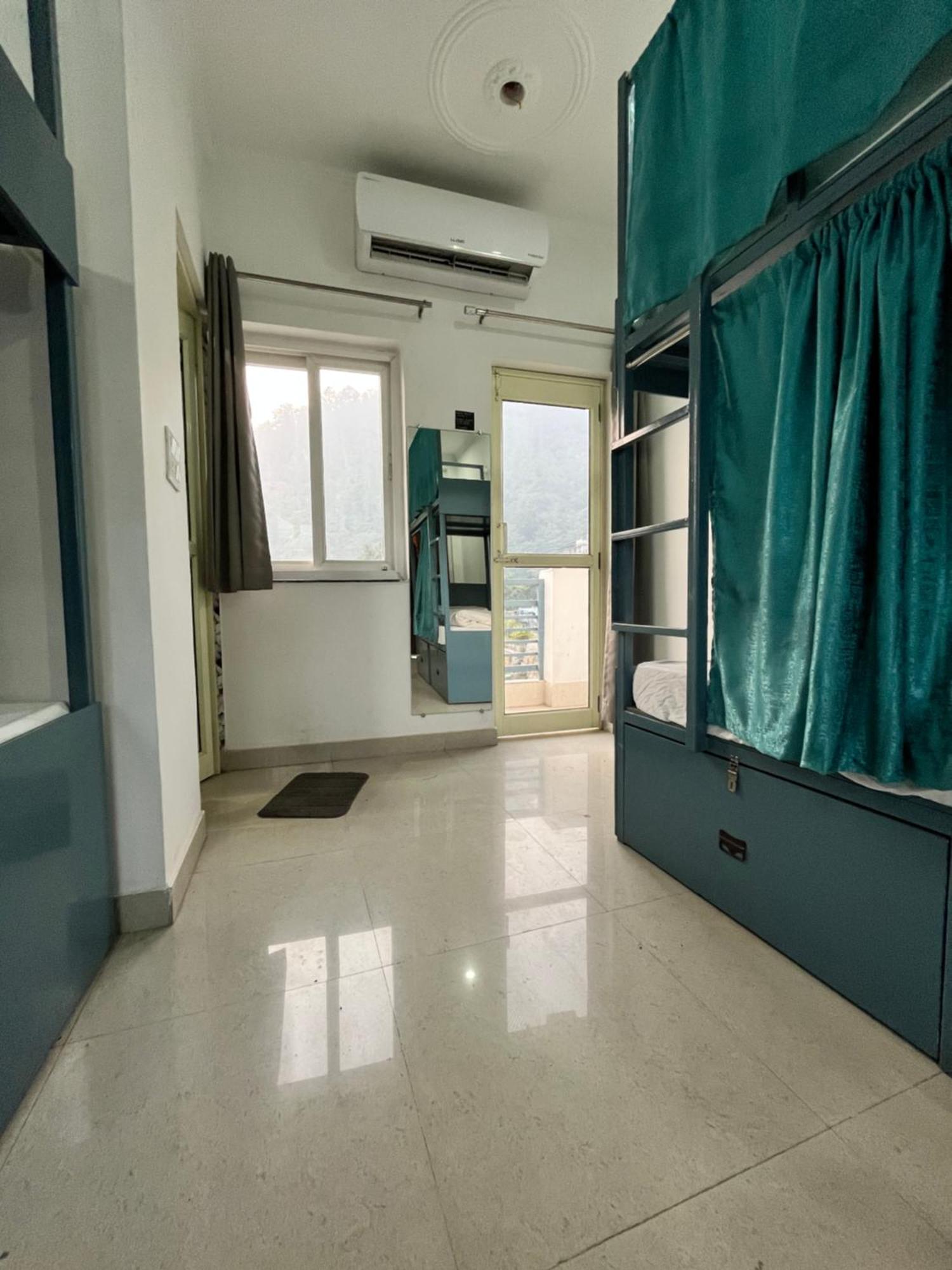 12 Monks Hostel *