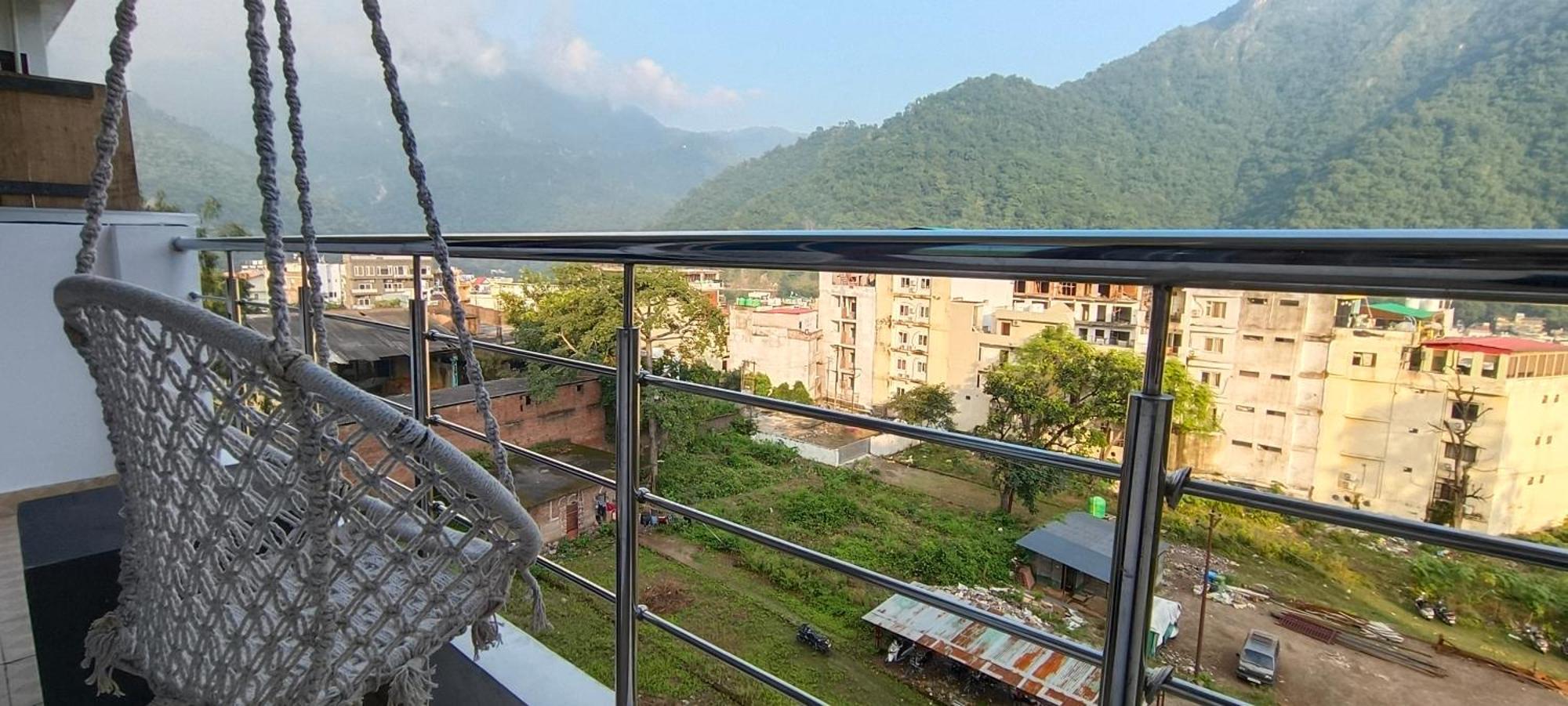 Ensquare - 2 Bedroom Mountain View With Kitchen, Rooftop Cafe, Live Music * Rishikesh